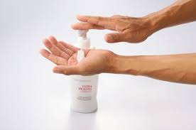 Person pumping moisturizer from a bottle onto their palm to relieve dry skin