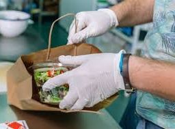 Food saftey tips: Packing food in a bag for safe storage and transportation