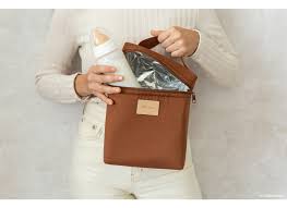 Baby feeding bottle in insulated bag: A practical solution for maintaining the ideal temperature, ensuring your baby's milk or formula stays warm and nourishing during feeding times.
